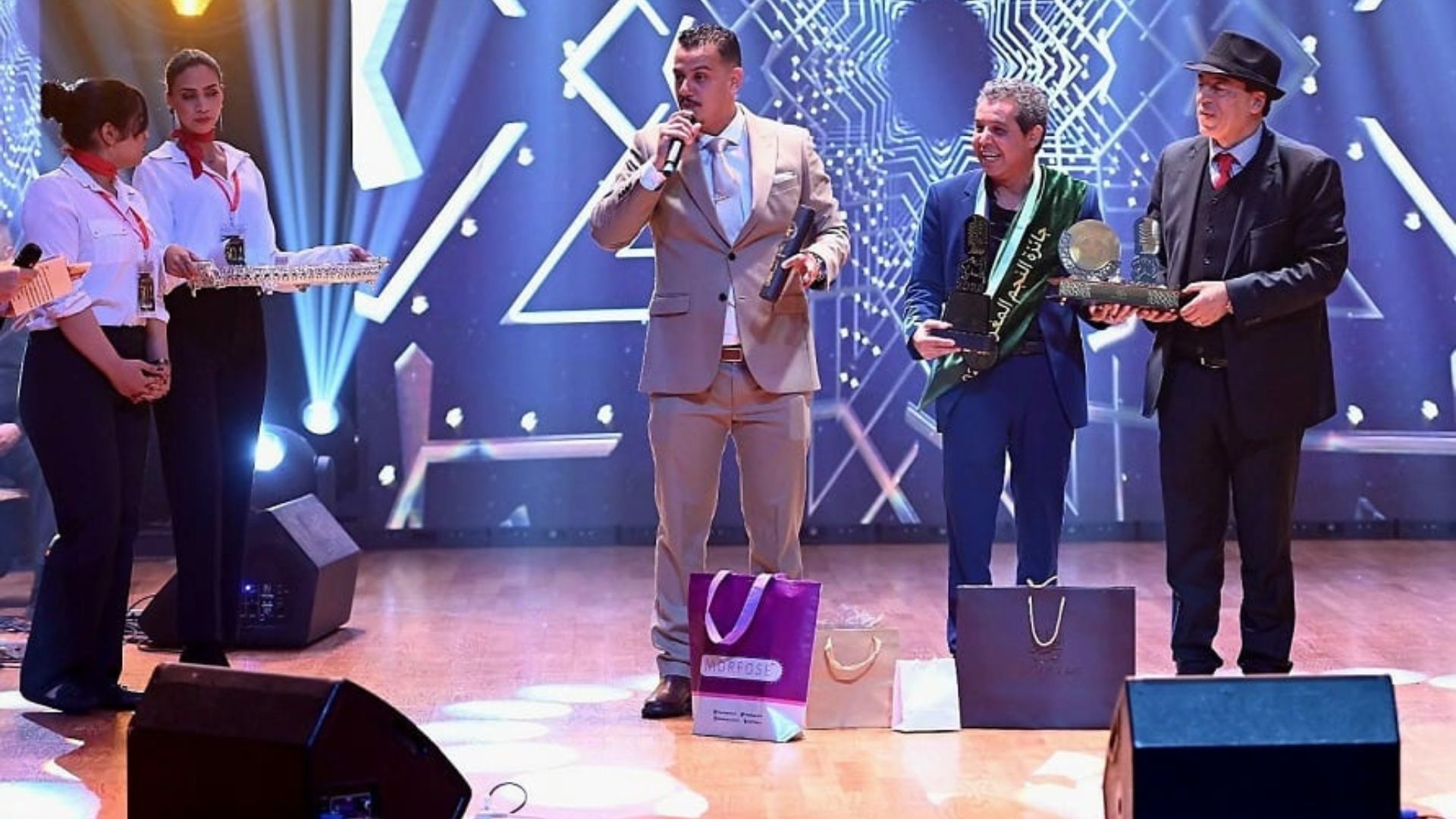 تكريم عبد الكبير الركاكنة بجائزة النجم المغربي 2025 لمسيرته الفنية - 2026 جريدة الاخبار 24 % - تكريم عبد الكبير الركاكنة بجائزة النجم المغربي 2025 لمسيرته الفنية